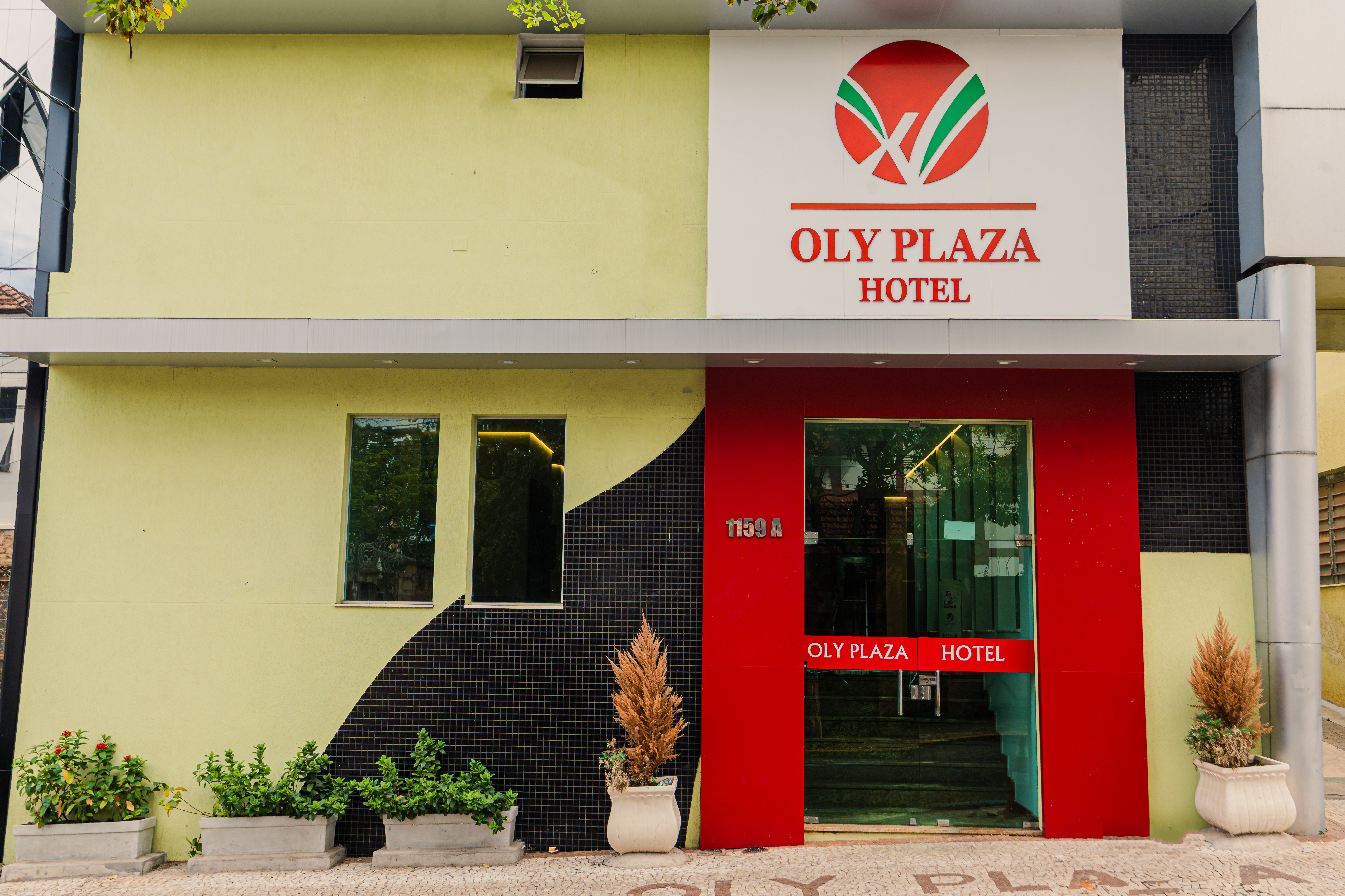 Fachada do Oly Plaza Hotel